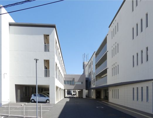 白い外壁の建物外観