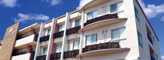 明るい外観の建物