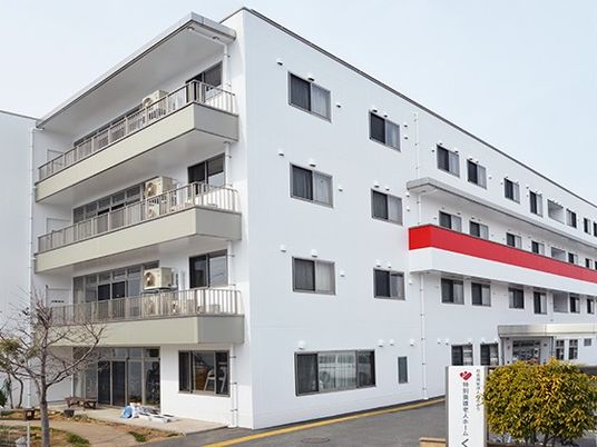 白い建物の外観  