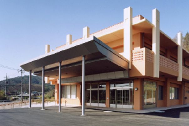 広々とした建物外観