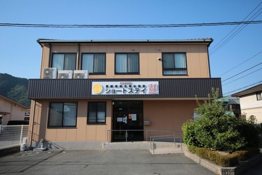 看板がある建物外観