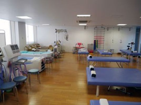 機能訓練室の明るい室内  