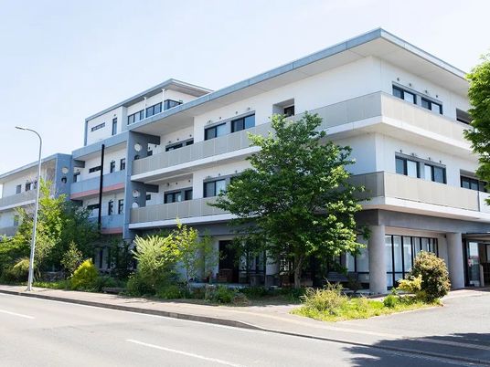 明るい外観の建物  