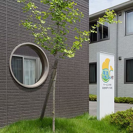 円形窓のある建物