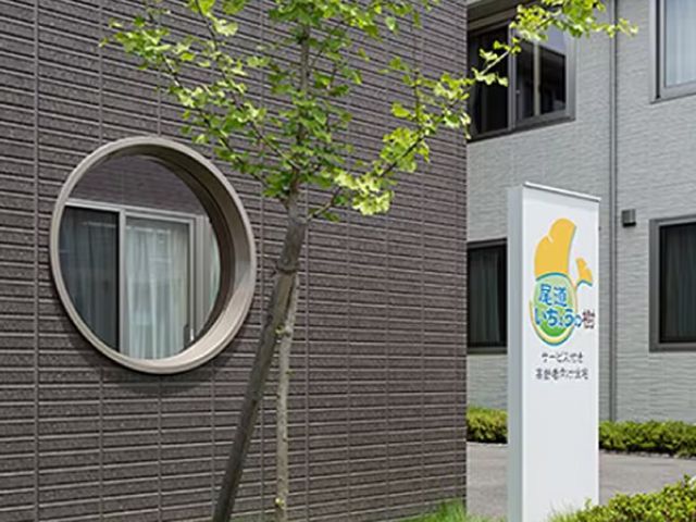 円形窓のある建物 外観 モダンなデザインの外観を持つ施設です。円形の窓が特徴的で、建物に個性を与えています。