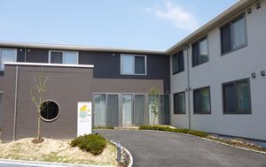 落ち着いた外観の建物