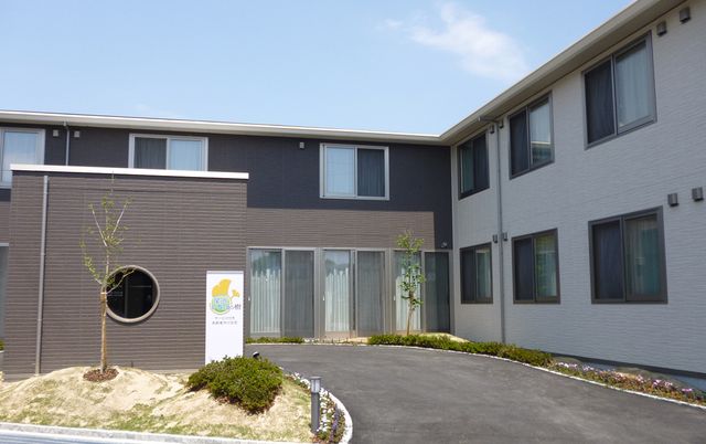 落ち着いた外観の建物