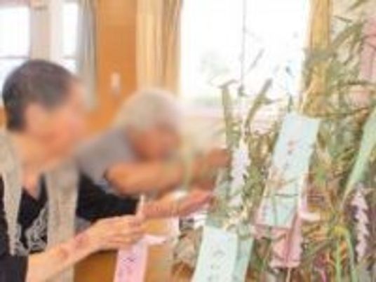 七夕飾りを作る人々の様子