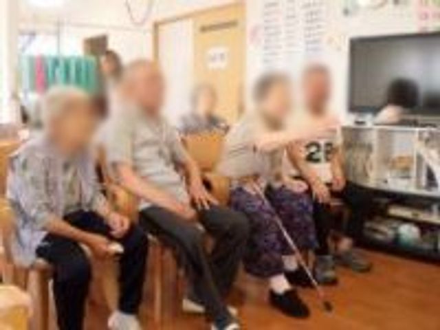 賑やかなリビング リビング 広々とした空間で、利用者がくつろぎながら談笑する様子が見られます。自然な交流の場になっています。