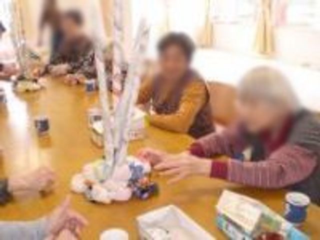 活動を楽しむ場面 ラウンジ 広々としたラウンジで、皆さんが和やかにテーブルを囲んで交流を深めています。