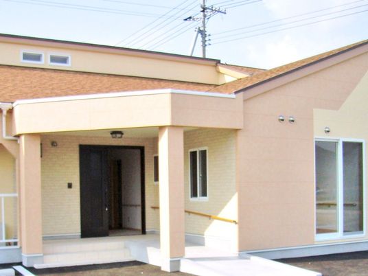 明るい建物の外観  
