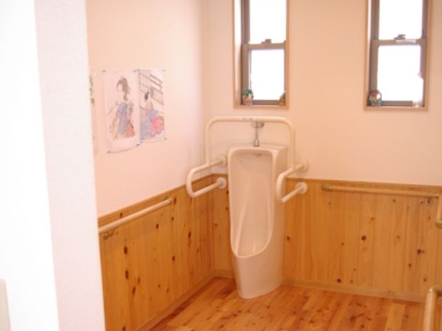 木の温もりがあるトイレ トイレ 自然素材を活かしたデザインのトイレです。手すりが設置されているため、安全に利用できます。