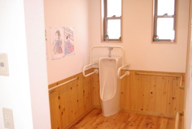 木の温もりがあるトイレ トイレ 自然素材を活かしたデザインのトイレです。手すりが設置されているため、安全に利用できます。