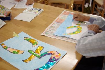 紙工作をする住人の手元