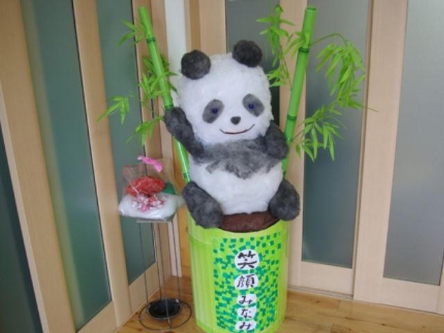 可愛いパンダの装飾品 エントランス エントランスに、訪れる方を和ませる可愛いパンダの装飾が置かれています。