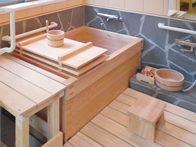 木製の浴室 浴室 木の温もりを感じる浴室は、ゆったりとした時間を過ごすために最適です。浴槽は手すり付きで安心です。