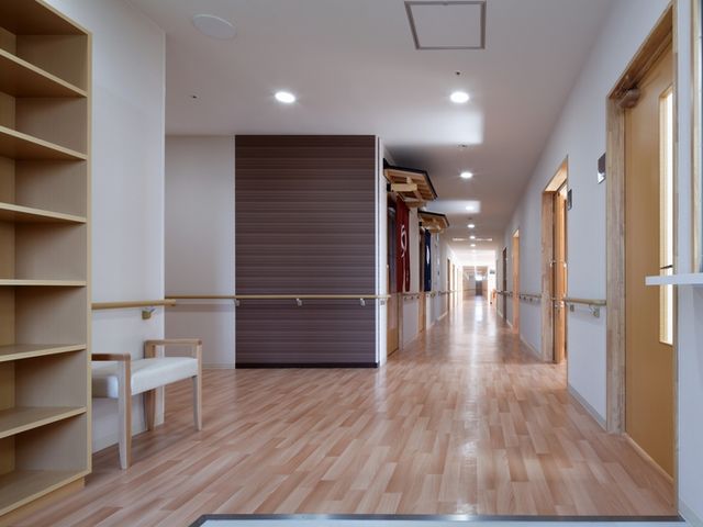 長い廊下と椅子 廊下 明るく長い廊下は行き来がしやすく、移動のストレスが軽減されます。休憩用の椅子も配置されています。