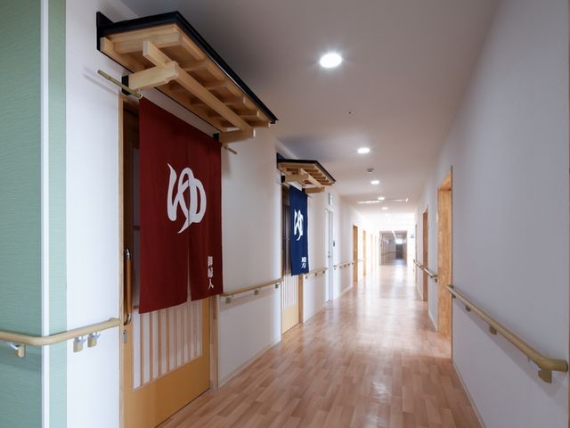 長い廊下 廊下 自然光が差し込む長い廊下です。各部屋へアクセスしやすく、快適な勤務をサポートします。