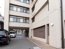 施設のエントランス外観