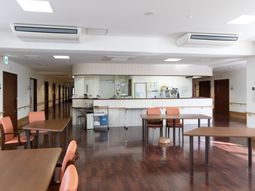 広々とした明るいダイニング