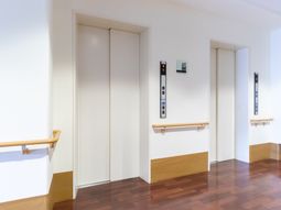 白いエレベーターの前