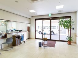 エントランスの明るい風景