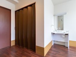 清潔な洗面台のある居室