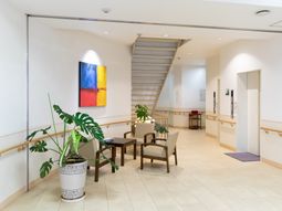 明るい待合スペースのロビー