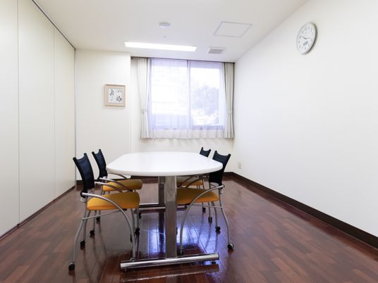 明るい落ち着いた多目的室
