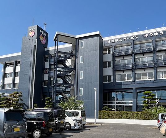 青空の下の建物外観