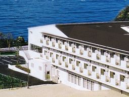 海辺の明るい建物