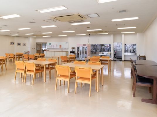 広々とした明るい食堂