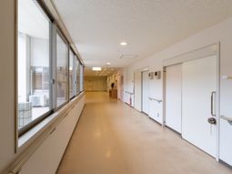 明るい廊下と部屋のドア