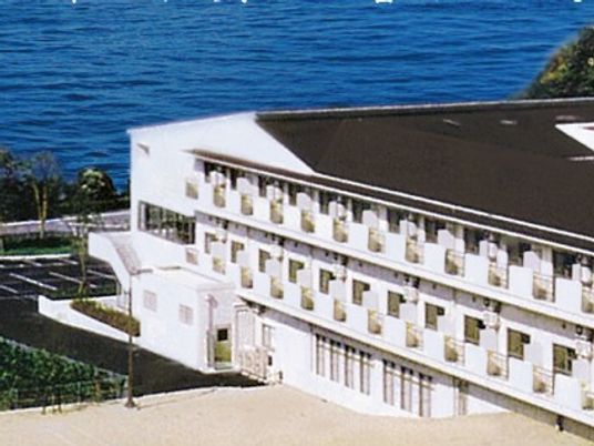 海が見える白い建物