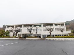 広々とした建物エントランス