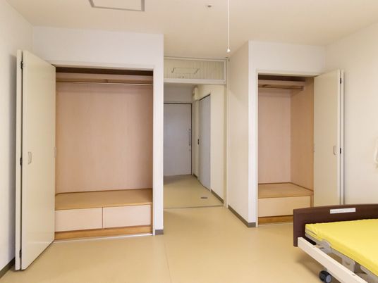 居室のクローゼットとベッド
