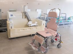 清潔な浴室と介護用チェア
