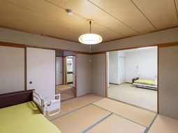 和室とベッドがある居室