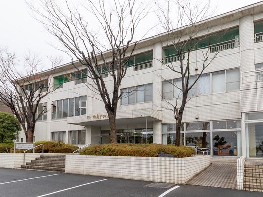 整備された建物の外観