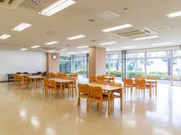 明るい食堂の空間