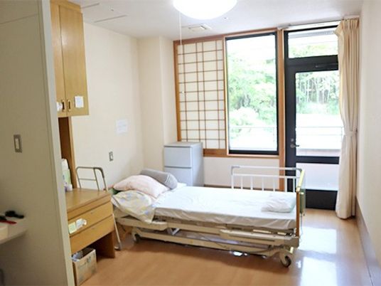 明るい居室のベッド  