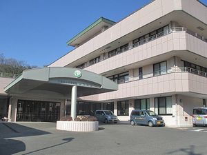 建物外観と玄関まわりの様子  