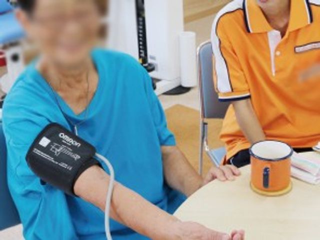 血圧測定を行う部屋 機能訓練室 職員が利用者の健康をサポートする、安心できる環境です。リラックスして測定できます。
