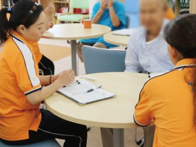 静かな談話スペース ラウンジ リラックスした雰囲気の中、テーブルではスタッフと利用者が親身に向き合っています。