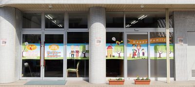 賑やかな正面エリア