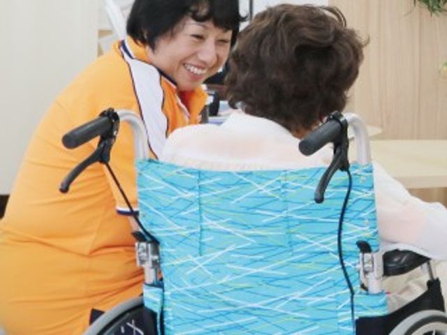 笑顔の交流が見える場所 ラウンジ スタッフが親しみを込めて利用者と接する温かな空間です。リラックスした雰囲気を感じられます。