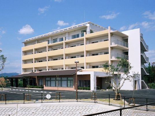 多階層の明るい建物外観