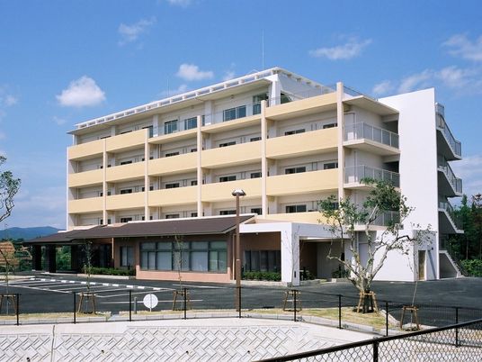 多階層の明るい建物外観