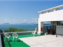 海を望む開放的なテラス