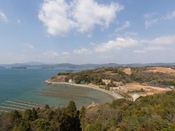 海と緑の眺望が広がる場所